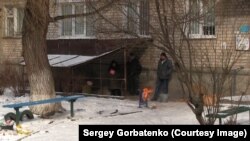 Жители Изюма разводят костры во дворе. Из-за боевых действий в городе повреждены коммуникации