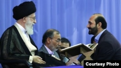 سعید طوسی، فرد متهم به کودک‌آزاری (نفر سمت راست) در دیدار رهبر جمهوری اسلامی با قاریان قرآن