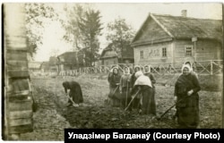 Жанчыны на працах пад Карэлічамі, 1916 год