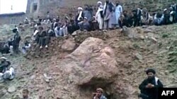 Талиптер келинди чогулган эл алдында атышты.