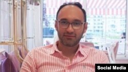 امیرحسین موسوی که با نام کاربری «جیمز بی‌دین» در شبکه‌های اجتماعی فعالیت می‌کرد