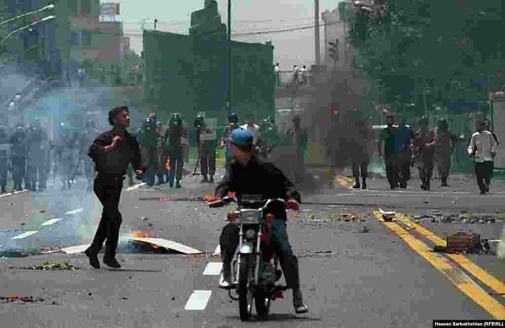 هنوز شمار دقیق کشته&zwnj;شدگان اعتراضات تیرماه ۷۸ مشخص نیست. در میان جان&zwnj;باختگان، عزت&zwnj;الله ابراهيم&zwnj;نژاد، افسر وظيفه و دانشجوی سابق، که برای ديدار دوستان و همکلاسی&zwnj;های سابق خود به کوی دانشگاه رفته بود، نامی شناخته&zwnj;شده است.