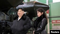 Ким Чен Ын и Ким Чжу Э посещают завод по производству военной техники. 5 января 2024 года