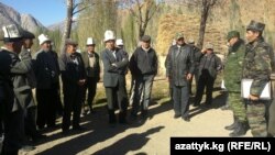 Ала-Бука районунун тургундары чек арачылар менен жолугушууда, 19-октябрь, 2012.  