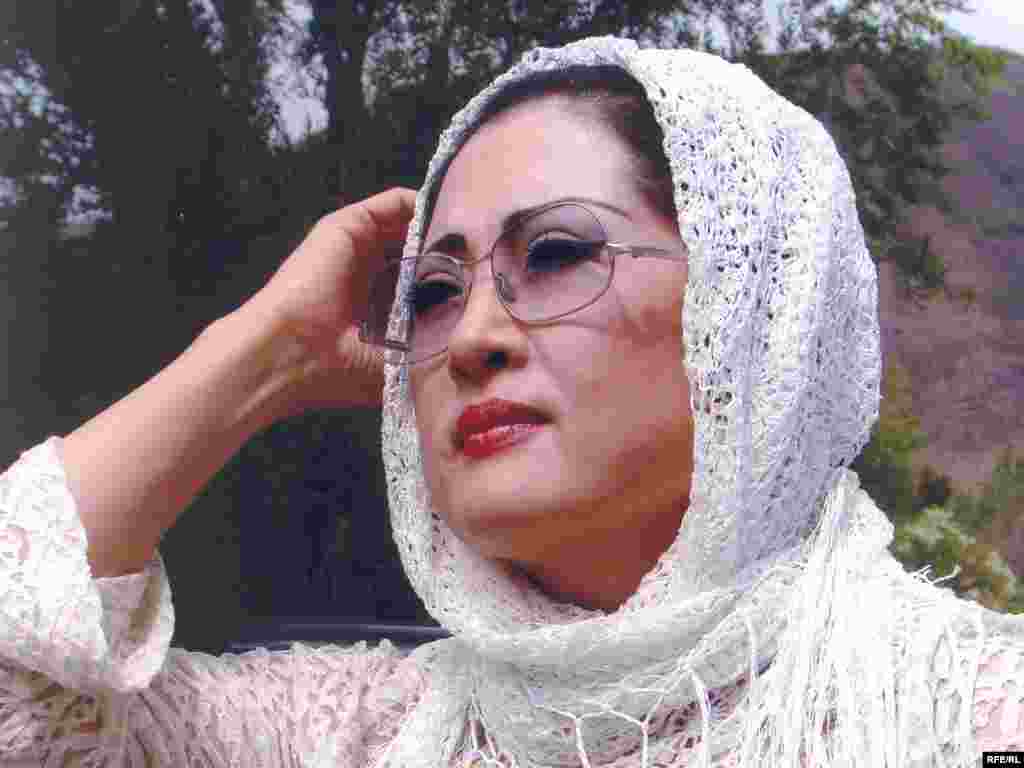 Мақпал Жүнісова "Оспан батырдың  өсиеті" атты бейне клипті түсіру алаңында. 2008 жыл.  - Мақпал Жүнісова "Оспан батырдың  өсиеті" атты бейне клипке түсу алаңында. 2008 жыл. 