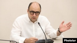 ԱԺ «Պատիվ ունեմ» խմբակցության քարտուղար Հայկ Մամիջանյանը ճեպազրույցի ժամանակ, Երևան, 15-ը սեպտեմբերի, 2025թ.