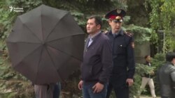 Қолшатырлы «белгісіз адамдардың» журналистерге кедергісі