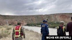 Өзгөчө кырдаалдар министрлигинин куткаруучулары көпүрө ураганда сууга машинеси түшүп кеткен айдоочуну издөө иштерин жүргүзүүдө.