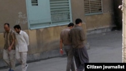 نمایی از حیاط زندان رجایی‌شهر کرج: احمد زیدآبادی و مجید توکلی در سمت چپ تصویر