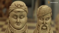Запорізький майстер створює шахи у козацькому стилі