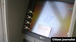 Türkmenistandaky bankomatlaryň biriniň öňünde goýlan "pul ýok" diýen ýazgy