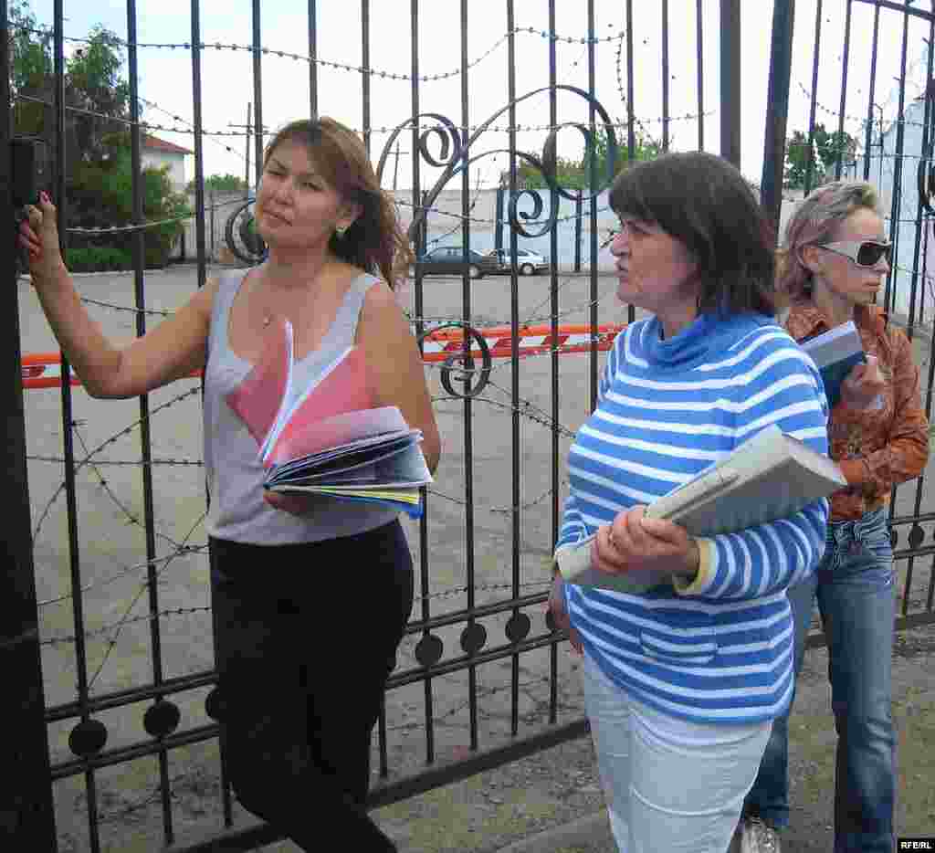 Kazakhstan – Dzhamila Dzhakisheva (L-R), Malkhaz Tsotsoriya, Natalia Parfyonova , Wifes of «Kazatomprom» company top-managers, wait for permission to see their husbands in front of Kazakh KNB Detention center. Astana, 04Jun2009  - Жены арестованных топ-менеджеров компании «Казатомпром» Джамиля Джакишева, Марийка Цоцория и Наталья Парфенова пытаются добиться свидания со своими мужьями. Астана, следственный изолятор КНБ, 4 июня 2009 года. 