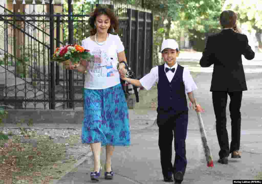 Строгий костюм этого алмаатинского школьника украсил галстук-&quot;бабочка&quot;