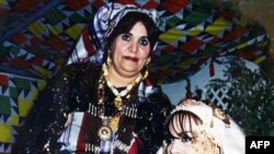 صفیه قذافی (ایستاده)، همسر رهبر پیشین لیبی در یک مراسم عروسی در طرابلس.