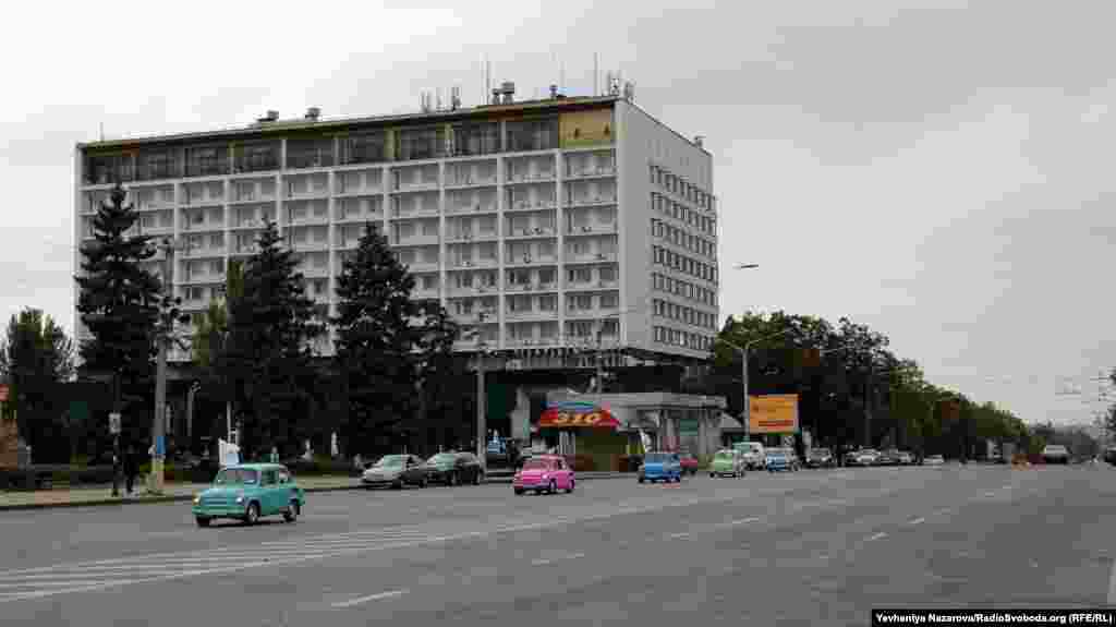 Учасники святкування ювілею &laquo;запорожця проїхалися центральним проспектом Запоріжжя