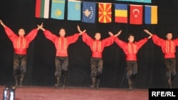 Гөстәнҗәдә (Констанца) Төрек-татар фестивалендә румын татарлары яшьләре чыгыш ясый, 2008 ел