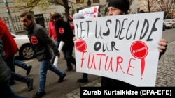 Гражданские активисты на акции протеста с требованием проведения выборов по пропорциональной системе, 28 ноября 2019 г.