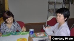 Асия Ойнарова (справа), художник-самоучка.   