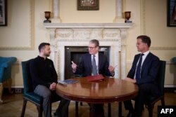 Прем’єр-міністр Великої Британії Кейр Стармер (у центрі), президент України Володимир Зеленський (ліворуч) і генеральний секретар НАТО Марк Рютте (праворуч) під час тристоронньої зустрічі у Лондоні. 10 жовтня 2024 року