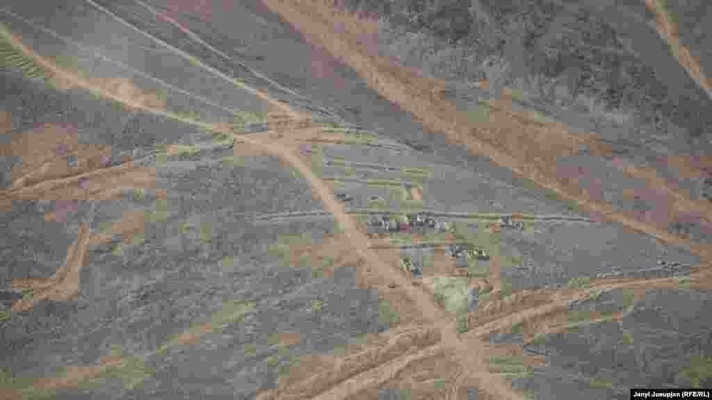 Сүрөттө: Чукотканын түндүгүндөгү Чаун районунда кароосуз калган мурдагы уран кенинин тикучмадан көрүнүшү. Экинчи Дүйнөлүк согушта Чаун советтик согуштук өнөр-жайды калай жана уран менен камсыздаган негизги булактын бирине айланган. Чукотка АКШ менен чектеш жайгашкан стратегиялык маанидеги аймак болгондуктан, ал жакка Чукоткада катталбаган орус жарандары да атайын чакыруусуз келе албайт. &nbsp;