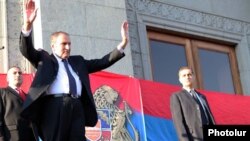 Armenia - Opposition leader Levon Ter-Petrosian greets thousands of supporters rallying in Yerevan, 9Sep2011.