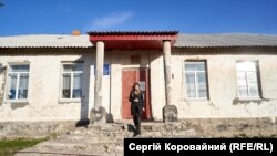 25-летняя Елена Попова работает в клубе в прифронтовой Катериновке