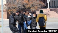 Алматыдагы митингде кармалган активисттер. 23-октябрь, 2021-жыл