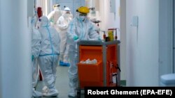 Коргоочу кийимчен медиктер. Иллюстрация. 