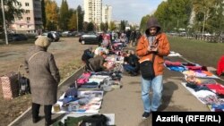 Гагарин урамындагы базарда хатын-кызлар кием сата