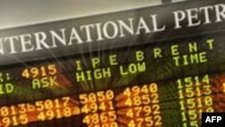 بهای نفت از زمان رسیدن به رکورد ۱۴۷ دلار و ۲۷ سنت در هر بشکه، نزدیک به ۴۴ درصد کاهش یافته است.(عکس: AFP)