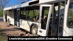 За даними ОВА, загарбники вдарили дроном-камікадзе по автобусу з працівниками підприємства