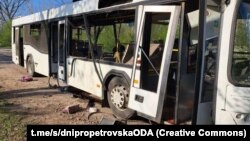 За даними влади, російські війська 23 квітня вдарили дроном-камікадзе по автобусу з працівниками підприємства