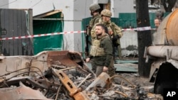 Президент Украины Владимир Зеленский во время посещения города Буча