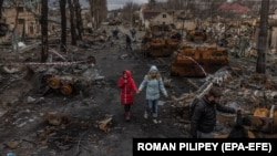 Буча кыргынында аман калып, табышкан бир туугандар. Архив