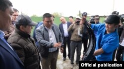 Акылбек Жапаров жана "Тянь-Шань" балык чарбасынын башчысы Илгиз Сарылдык уулу. 