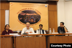 مهرداد لقمانی در حال سخنرانی در کنفرانس خیام