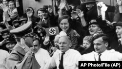 Канцлера Німеччини Адольфа Гітлера вітають в Ашi після того, як він перетнув кордон і увійшов до Судетської області 3 жовтня 1938 року.