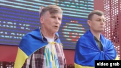 Фәрит Зәкиев (сулда) Төркиянең Анталия шәфәрендә Русиянең Укаринага каршы сугышын хөкем итеп чыгыш ясый. 3 апрель 2022