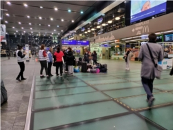 Воєнні мігранти з України на вокзалі у Відні