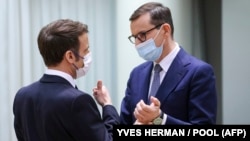 مکرون و موراویتسکی در حال گفت‌وگو در حاشیه نشست غیررسمی شورای اروپایی در مورد بحران اوکراین، در ۱۷ فوریه چند روز پیش از آغاز تهاجم روسیه