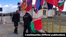 Зьняцьце чырвона-зялёнага сьцяга перад памятнай сустрэчай у Бухэнвальдзе