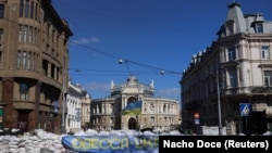 Украинский флаг перед Национальным академическим театром оперы и балета в Одессе, 17 марта 2023 года