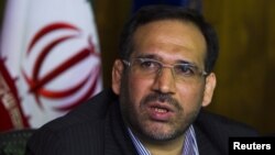 Iran -- Economy Minister Shamseddin Hossein speaks with journalists during a news conference in Tehran, 26Jul2011