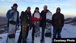 Мэтью Пушел в компании кыргызстанских сноубордистов. 