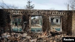 Зруйнований внаслідок бойових дій будинок. Дебальцеве, 25 лютого 2015 року