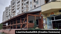 За даними ОВА, у місті вибуховою хвилею пошкоджено щонайменше сім багатоповерхівок, дитячий садок, школа – переважно побиті вікна