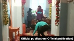  Жатак мектептин окуучулары кийимин муздак сууга жуушат.  