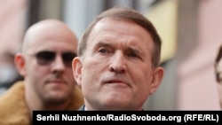 У ніч на 22 вересня стало відомо про обмін полоненими між Україною та РФ. Київ віддав Москві кума Володимира Путіна Віктора Медведчука і ще 55 російських полонених
