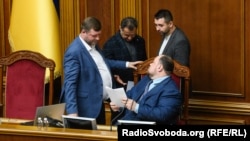 Депутати ухвалили законопроєкт, що забороняє їм наймати до себе помічниками близьких родичів, але вже рік не можуть усунути неузгодженості