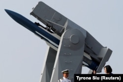 Президентка Тайваню Цай Інвень махає рокую журналістам, перебуваючи на борту військового корабля з керованими ракетами. Тайвань, 8 листопада 2018 року